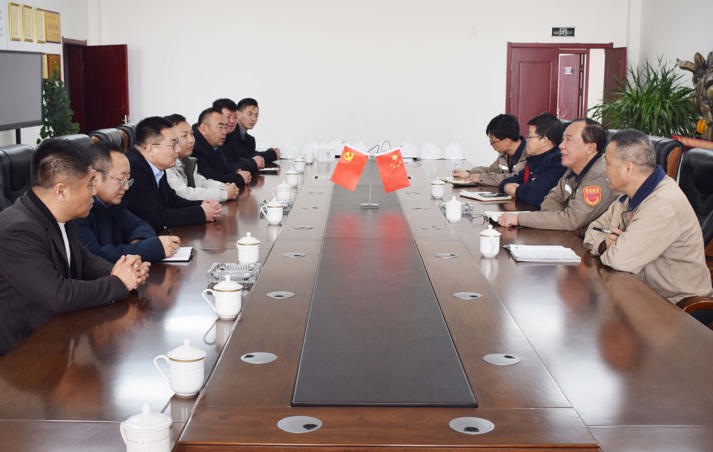 察右前旗旗委常委、統(tǒng)戰(zhàn)部部長(zhǎng)朝魯孟深入旭峰炭素公司開展“助企行動(dòng)”專項(xiàng)調(diào)研